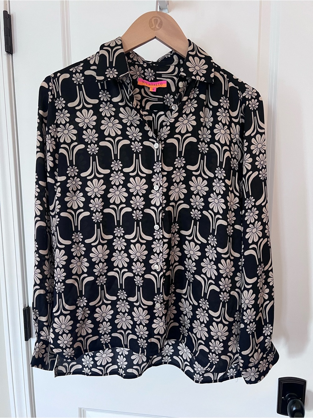 Vilagallo Black Floral Silk Buttondown Blouse Size 38 (US Size 6/8) EUC